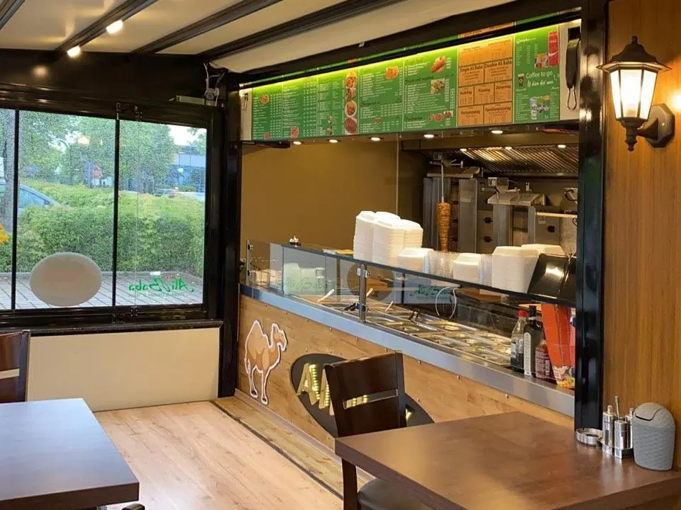 Ali Baba konteyner restoranın iç oturma alanı