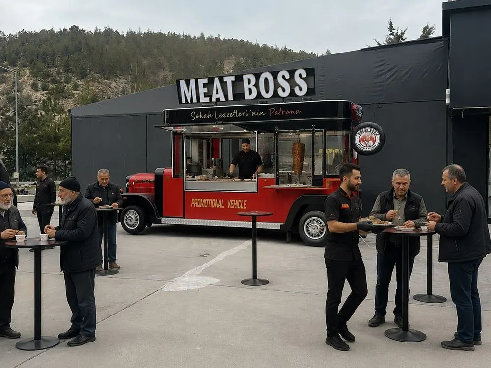 Meat Boss food truck önünde misafirler