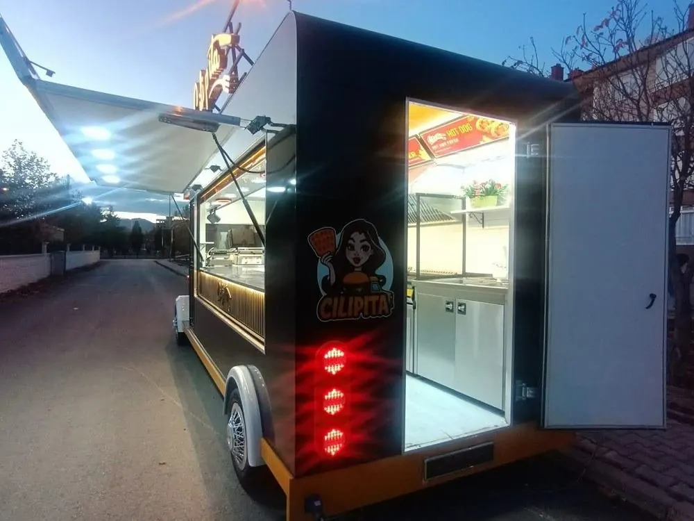 Side door and serving hatch