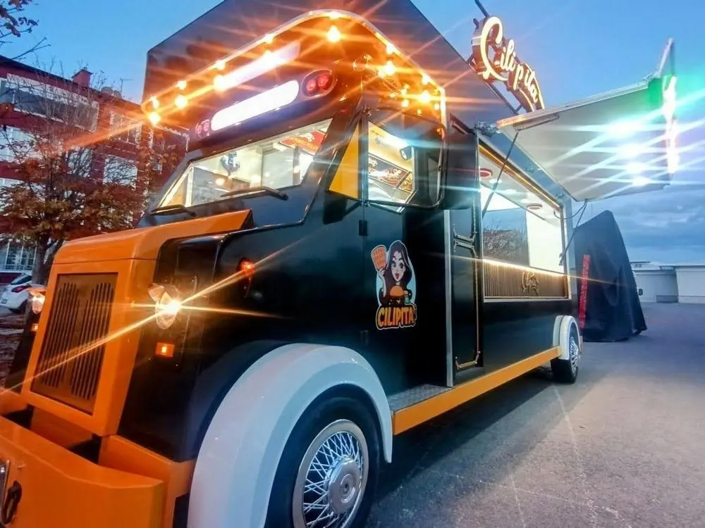 Cilipita food truck with lights on