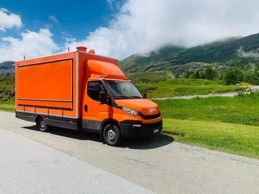 Dağ yolunda turuncu kasa tip food truck