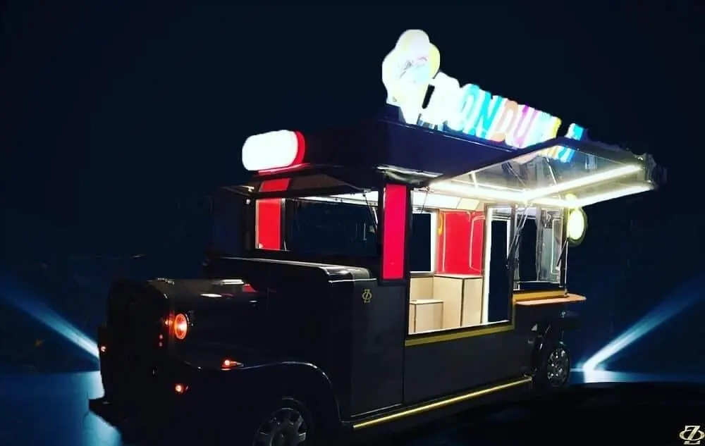 Vintage food truck, night service
