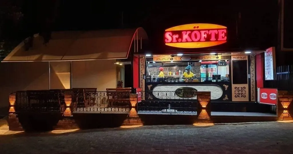 Sr. Köfte, serving side