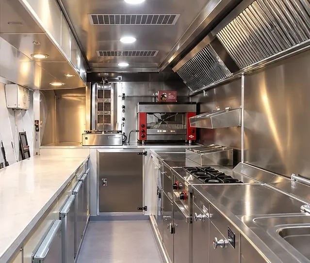 Döner ocağı, pişirme ocakları, davlumbaz ve eviye bulunan paslanmaz mutfak