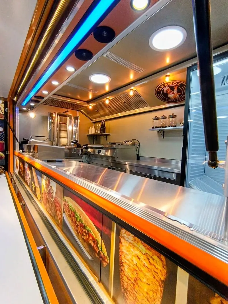 Food truck içinde LED ve spot aydınlatmalı paslanmaz servis tezgâhı