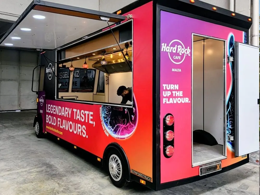 Yan kapısı açık Hard Rock Cafe food truck'ı